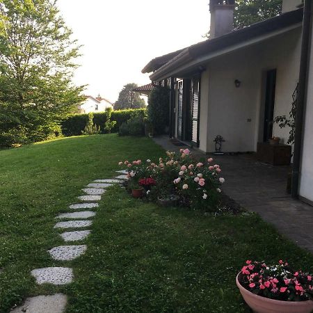 Bed and Breakfast Elleboro Carugo Exterior foto